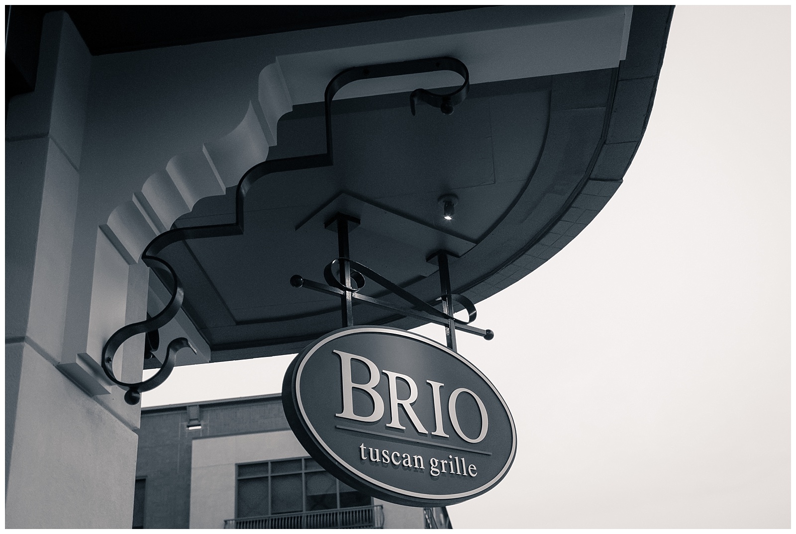 Wedding photography at Brio Tuscan Grille in Kansas City.